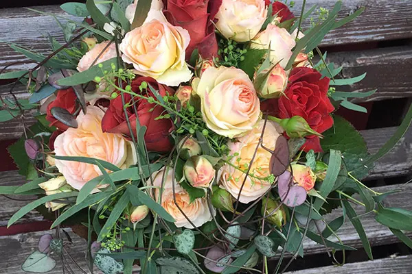 Hochzeitsfloristik mit roten Rosen