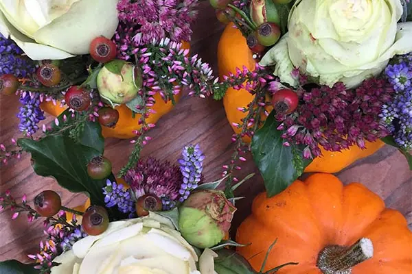 Herbstliche Floristik mit Kürbis