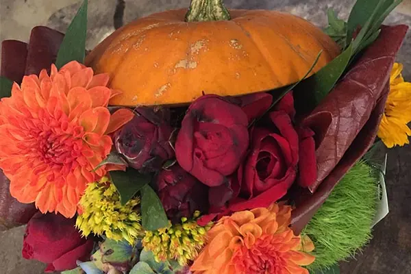 Herbstdekoration mit rotem Kürbis