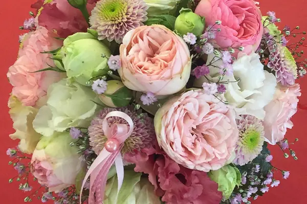 Blumenschmuck mit rosa Band