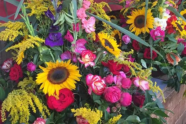 Sommerstrauß mit Sonnenblumen