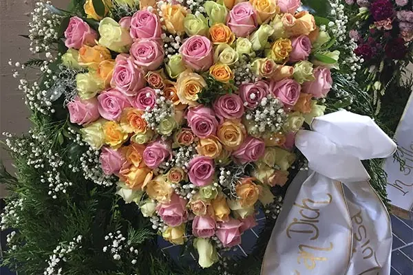 Blumenherz als Grabschmuck