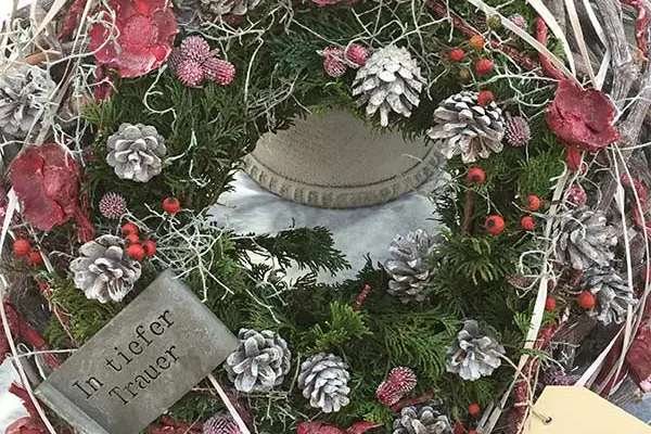 Grabkranz mit roten Blüten