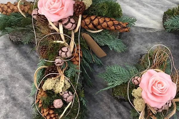Blumenkreuze für das Grab