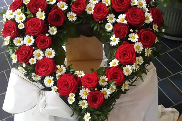Grabgesteck mit Margeriten