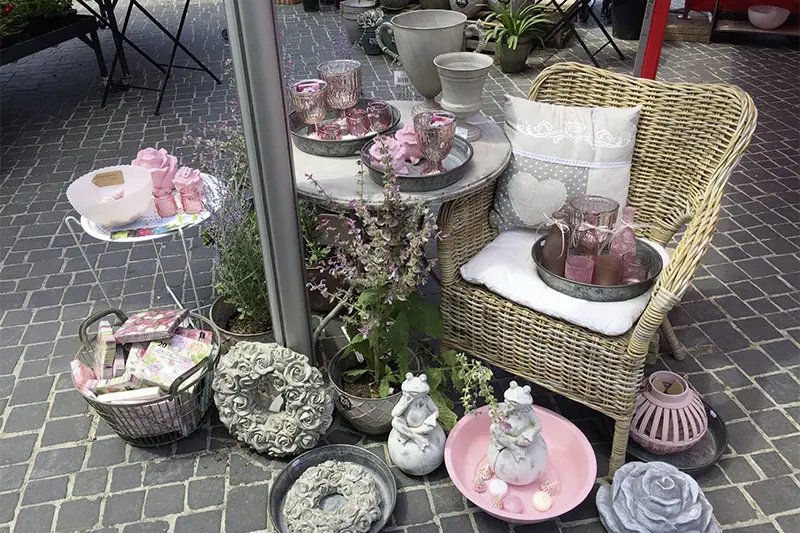 Verkaufshalle mit Dekoration in Rosa